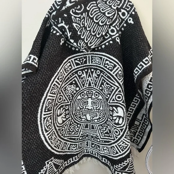 Mexican Poncho Aztec calendar and eagle‎